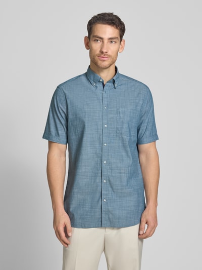 Männermodel trägt Regular Fit Freizeithemd mit Button-Down-Kragen von Christian Berg Men in Blau, Reine Baumwolle, Ganzkörperansicht von vorne. Rückenlänge 81 cm, Schulterbreite 48 cm, Ärmellänge 26 cm, Kurzärmeliges Design, durchgängige Knopfleiste.