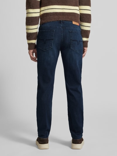 Männermodel trägt Modern Fit Jeans mit Eingrifftaschen Modell 'Mitch' von JOOP!, katoenmix met stretch, labeldetail, ganzkörperansicht rückansicht.