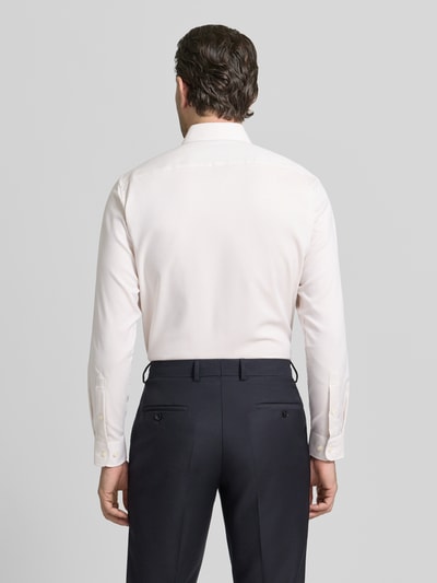 Männermodel trägt Regular Fit Business Hemd aus Baumwolle mit Kentkragen von Christian Berg Men, hell, glatte Struktur, Ganzkörperansicht Rückansicht.