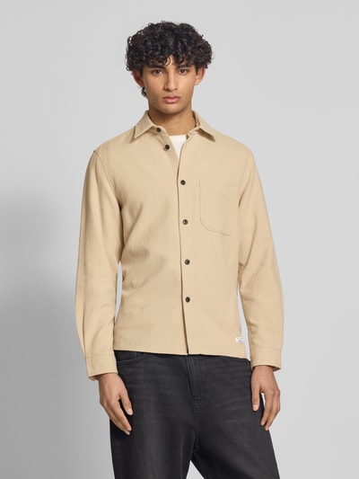 Männermodel trägt Regular Fit Freizeithemd aus reiner Baumwolle von Marc O'Polo Denim, beige, Optik: Unifarben, Struktur, Ganzkörperansicht von vorne.