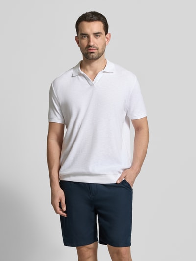 Mannenmodel draagt Comfort Fit Poloshirt met V-hals van Lindbergh, puur katoen, structuurmotief, labeldetail, ruglengte maat M 68 cm. Ganzkörperansicht van voren.
