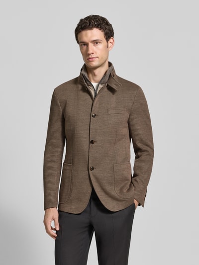 Männermodel trägt Slim Fit Sakko mit Woll-Anteil Modell 'Hypetar' von JOOP! COLLECTION in Braun, feine Struktur, Ganzkörperansicht von vorne.