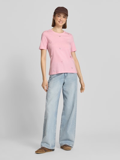 Frauenmodel trägt Regular Fit T-Shirt aus reiner Bio-Baumwolle Modell 'KETTY' von Only, Melange-Optik, Motiv-Stitching, Rundhals, Kurzarm, Ganzkörperansicht von vorne.