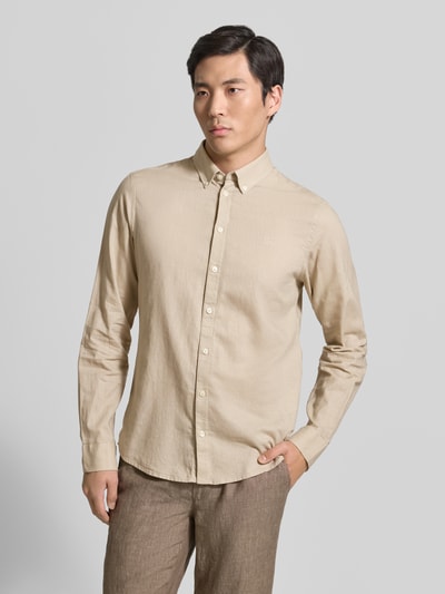 Męski model nosi koszulę casualową Slim Fit Freizeithemd mit Button-Down-Kragen Modell 'Anton' od Casual Friday, mieszanka jedwabiu i bawełny, jasnobeżowa, gładka faktura, długość tyłu w rozmiarze M 78 cm, szerokość ramion w rozmiarze M 46 cm, długość rękawów w rozmiarze M 66 cm, Ganzkörperansicht von vorne.