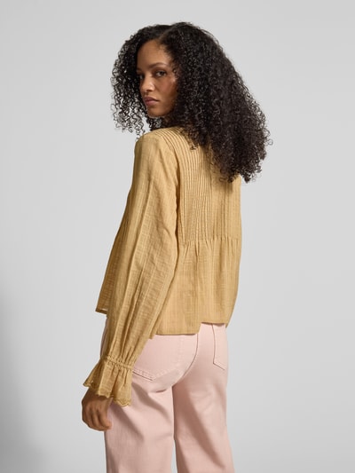 Frauenmodel trägt Regular Fit Bluse mit Volants von Jake*s Casual in Hellgelb mit Rundhalsausschnitt und Schnürung, Ganzkörperansicht Rückansicht.
