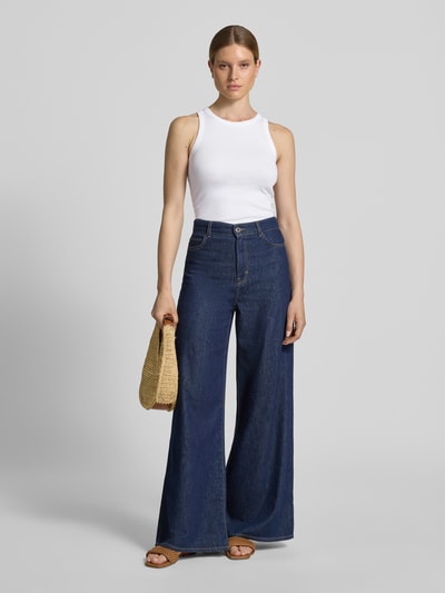 Frauenmodel trägt weißes Slim Fit Tank Top aus Baumwoll-Mix Modell 'FRAGOLA' von MAX&Co., kombiniert mit blauer Jeans, Ganzkörperansicht von vorne.