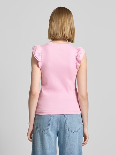 Frauenmodel trägt Slim Fit Top mit Rüschenbesatz von Rich & Royal in Rosa aus Baumwoll-Mix, Ärmelloses-Design, Rückenlänge 51 cm, Ganzkörperansicht Rückansicht.