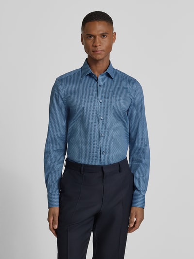 Männermodel trägt Slim Fit Businesshemd aus katoenmix met Kentkraag van OLYMP Level Five, blauw met patroon, lange mouwen, knopen, ganzkörperansicht von vorne.