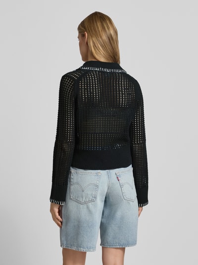 Kobiece model prezentuje Slim Fit Poloshirt in Strick-Optik Modell 'CAITLYN' von Noisy May w czerni, bawełniany mix, krój slim fit, długi rękaw, półprzezroczysta struktura, widoczne tekstury dzianiny, widok całej sylwetki od tyłu