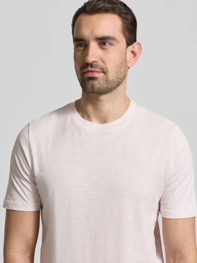 Męski model nosi Regular Fit T-Shirt mit Rundhalsausschnitt od MCNEAL, czysta bawełna, krój regular fit, jasnoróżowy, zbliżenie na górną część ciała