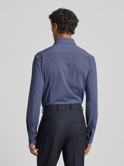 Männermodel trägt Slim Fit Businesshemd mit Kentkragen Modell 'KENNO' von HUGO, Optik: Allover-Muster, Rückenpasse, Ganzkörperansicht Rückansicht.