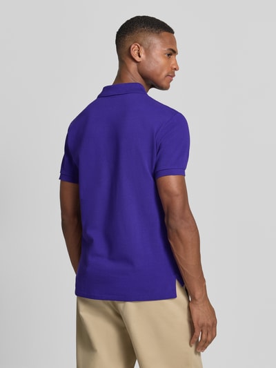 Männermodel trägt Slim Fit Poloshirt aus reiner Baumwolle von Polo Ralph Lauren, Optik: Unifarben, Piqué, Ganzkörperansicht Rückansicht.