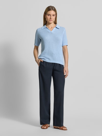 Vrouwenmodel draagt gebreide pullover met polokraag en 1/2-mouwen van puur katoen, relaxed fit, model 'DENEFA' van Soyaconcept, dames, ruglengte maat S 66 cm, mouwlengte 28 cm, lichtblauw, gestructureerde textuur, geheelvooraanzicht.