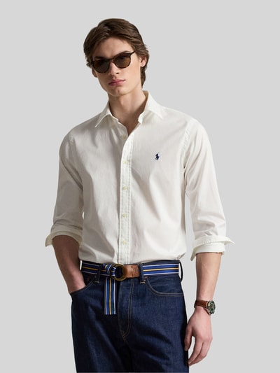 Männermodel trägt Regular Fit Freizeithemd aus reiner Baumwolle von Polo Ralph Lauren, Optik: Unifarben, Ganzkörperansicht von vorne.