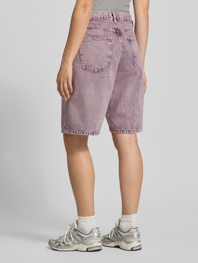 Frauenmodel trägt Straight Fit Jeansshorts im 5-Pocket-Design von Carhartt Work In Progress aus Reine Baumwolle in Lila, Ganzkörperansicht Rückansicht. Bundweite bei Größe S: 40 cm, Innenbeinlänge bei Größe S: 26 cm.