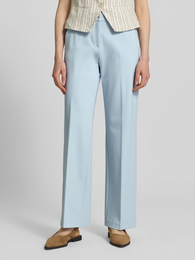 Modelka nosi Wide Leg Hose aus Viskose-Mix von Brax, efekt: jednolity kolor, krój wide fit, aplikacja z marką, szlufki na pasek, zapięcie na guzik i zamek błyskawiczny, wpuszczane kieszenie, lamowana kieszeń, mieszanka wiskozy, jasnoniebieski, tekstura gładka, widok z przodu, całe nogi