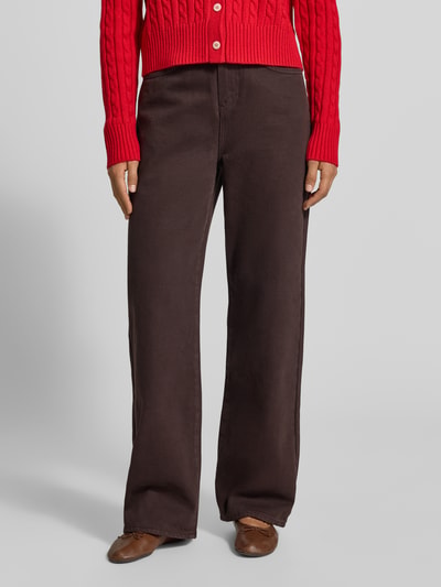 Frauenmodel trägt Relaxed Fit Jeans aus reiner Baumwolle von MYON, dunkelbraune Farbe, 5-Pocket-Design, Nahaufnahme Unterkörper.