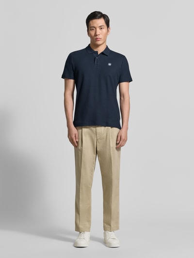 Männermodel trägt Regular Fit Poloshirt mit Label-Detail und Knopfleiste von Lerros, Reine Baumwolle, Rückenlänge 71 cm, Ganzkörperansicht von vorne.
