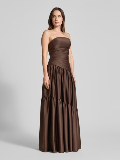 Vrouwenmodel draagt Regular Fit Abendkleid in Falten-Optik van Luxuar, satijn, a-lijn, getailleerd, plooitextuur, bandloos, vooraanzicht volledige lichaamsopname