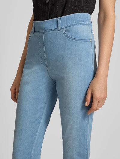 Vrouwenmodel draagt Slim Fit Caprijeans aus Baumwoll-Mix mit elastischem Bund van Raphaela By Brax, lichtblauw, detailopname heup. Dames Caprijeans van Raphaela By Brax.