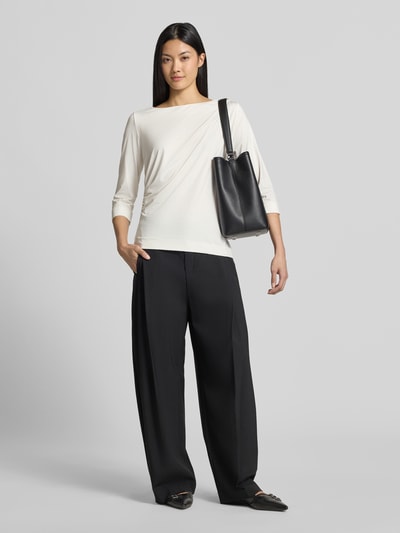 Frauenmodel trägt Regular Fit T-Shirt mit U-Boot-Ausschnitt von s.Oliver BLACK LABEL in Weiß zu schwarzer Hose, Ganzkörperansicht von vorne.