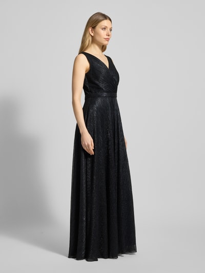 Frauenmodel trägt schimmerndes Abendkleid mit V-Ausschnitt von TROYDEN COLLECTION, tailliert, Maxi, Band, Reißverschluss, Ganzkörperansicht von vorne.