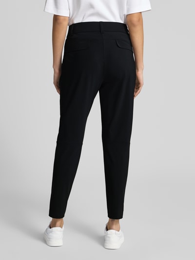 Frauenmodel trägt schwarze Stoffhose in 7/8-Länge mit Stretch-Anteil Modell 'NATINA' von Raffaello Rossi, Elastischer-Material-Mix, körpernahe Passform, Elastikbund mit Gürtelschlaufen, Reißverschlusstaschen, Bundweite bei Größe 36: 40 cm, Innenbeinlänge bei Größe 36: 69 cm, Ganzkörperansicht Rückansicht.