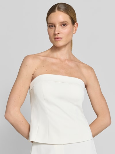 Frauenmodel trägt Bandeau-Top mit Umschlag von Jake*s Cocktail in Offwhite, körpernaher Schnitt, Material-Mix mit Stretch, Nahaufnahme Oberkörper