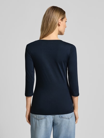 Vrouwenmodel draagt t-shirt met 3/4-mouw model 'Pylle' van Soyaconcept in donkerblauw katoenmix met stretch, slim fit, ruglengte maat S 61 cm. Ganzebody aanzicht achteraan.