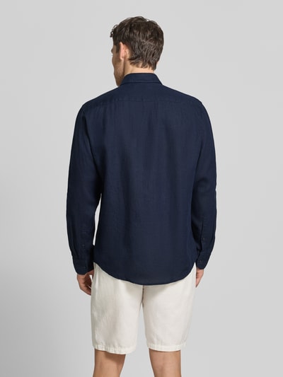 Männermodel trägt Regular Fit Business-Hemd aus Leinen mit Kentkragen von SEIDENSTICKER in Dunkelblau, Rückenansicht, Ganzkörperansicht Rückansicht. Regular Fit, reine Leinen, Knopfleiste, Rückenlänge 79 cm, Schulterbreite 46 cm, Ärmellänge 67 cm.