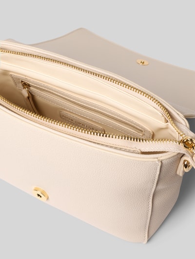 Produktfoto, cremefarbene Handtasche mit Logo-Prägung Modell 'Foxy' von VALENTINO BAGS, Strukturmuster, Reißverschluss, goldene Details.