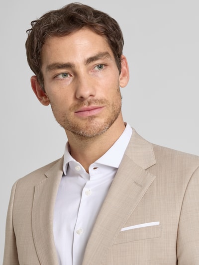 Männermodel trägt 2-Knopf-Sakko mit Woll-Anteil Modell 'Herby' von JOOP! Collection in Beige, feine Struktur, Nahaufnahme Oberkörper. Regular Fit, Reverskragen, Brustleistentasche, Knopfverschluss.