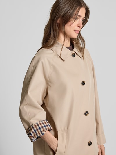 Frauenmodel trägt Taillierter Trenchcoat mit Innenmuster von Jake*s Collection, Material-Mix mit Woll-Anteil, Knopfleiste, Eingrifftaschen, Nahaufnahme Oberkörper.