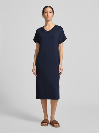 Vrouwenmodel draagt t-shirtjurk met v-hals van Soyaconcept in donkerblauw, materiaalmix met modal, recht model, midi-jurk. Ganzkörperansicht von vorne.