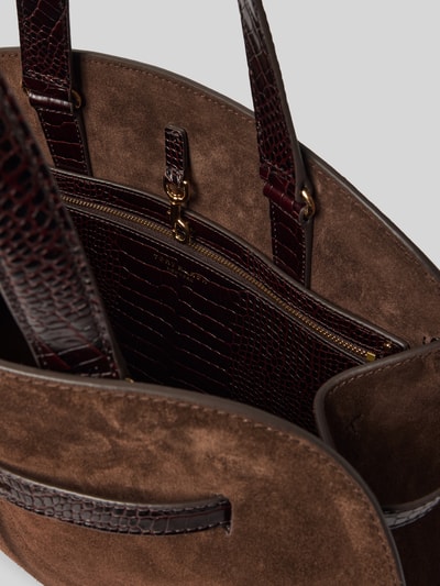 Produktfoto, Crossbody Bag aus echtem Leder von Tory Burch in Dunkelbraun, wildlederartige und genarbte Textur, Innenfach mit Karabinerverschluss und goldfarbenem Reißverschluss, kurze Tragehenkel, verstellbarer Schulterriemen, 33 x 26 x 14 cm