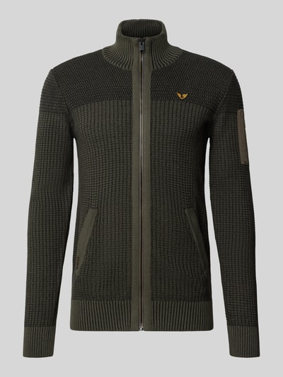 Produktfoto, Regular Fit Strickjacke aus reiner Baumwolle mit Label-Stitching von PME Legend in Olivgrün, sichtbare Struktur, Stehkragen, elastische Abschlüsse, aufgesetzte Eingrifftaschen, Rücken- und Ärmellänge bei Größe M laut Kontext.