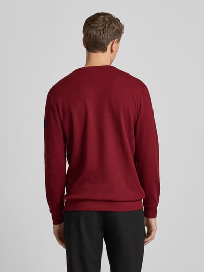 Männermodel trägt Regular Fit Langarmshirt aus Baumwoll-Mix von Tom Tailor, Optik: Unifarben, Waffel-Struktur, Ganzkörperansicht Rückansicht.
