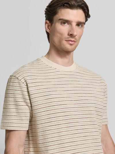 Männermodel trägt Relaxed Fit T-Shirt aus reiner Baumwolle von Marc O'Polo, mehrfarbig, Gestreift, Frottee, Nahaufnahme Oberkörper.