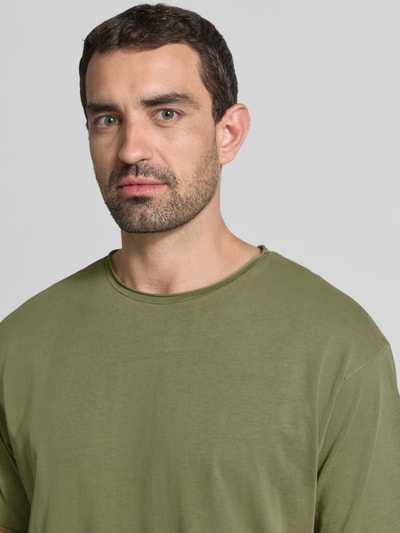 Männermodel trägt T-Shirt mit Rundhalsausschnitt und Rolzoom van Scotch & Soda in olijfgroen, Puur katoen, relaxed fit, Nahaufnahme Oberkörper