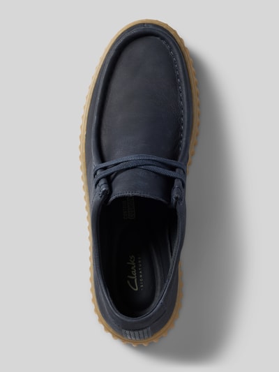 Produktfoto, Bootsschuhe aus beschichtetem Leder Modell 'Torhill' von Clarks in Dunkelblau mit profilierter Sohle, brauner Absatz, Größe 44, Schnürung, strukturierte Oberfläche, Schafthöhe 6 cm, Schaftweite 11 cm.