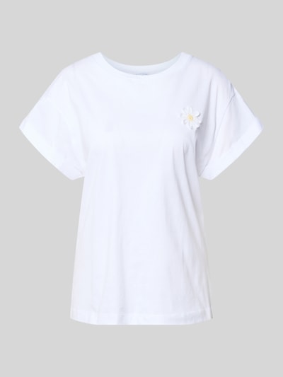 Produktfoto, T-Shirt mit floraler Applikation und fixiertem Ärmelaufschlag von Rich & Royal, biała bawełna organiczna, krój straight fit, okrągły dekolt, aplikacja kwiatowa, rękaw z wywinięciem, długość tyłu w rozmiarze S 60 cm