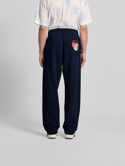Männermodel trägt Wide Fit Sweatpants mit Eingrifftaschen von Kenzo aus reiner Baumwolle, dunkelblau, Gesäßtasche, Ganzkörperansicht Rückansicht. Innenbeinlänge 40 cm, Bundweite 88 cm bei Größe M.