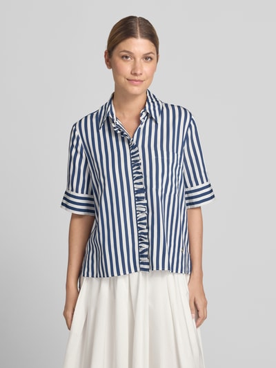 Frauenmodel trägt Regular Fit Hemdbluse aus Viskose-Mix Modell 'VICA FRIL' von Brax mit blauen und weißen Streifen, Ganzkörperansicht von vorne. Damen Kurzarmbluse.