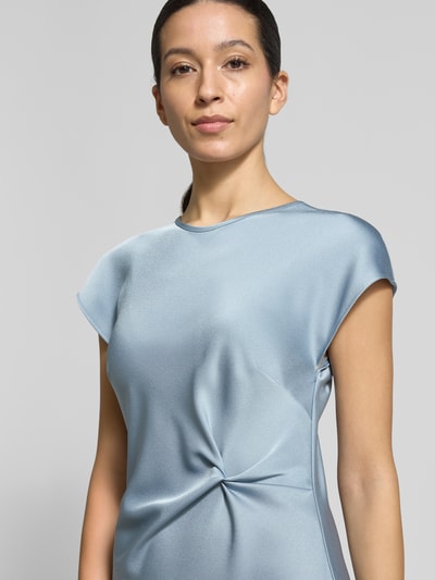 Frauenmodel trägt Cocktailkleid mit Drapierungen von Swing in hellblau mit Rundhalsausschnitt, Damen Midikleid aus glänzender Textur, Nahaufnahme Oberkörper. Rückenlänge bei Größe 36: 125 cm, Brustweite: 40 cm, Schlüsselloch-Ausschnitt mit Hakenverschluss auf der Rückseite.
