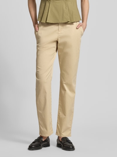 Frauenmodel trägt Regular Fit Chino aus Baumwoll-Mix von s.Oliver RED LABEL in Beige, unifarben, Twill-Struktur, Nahaufnahme Unterkörper.