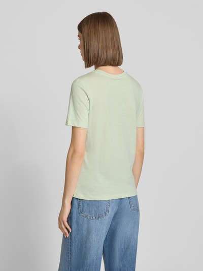 Vrouwenmodel draagt Regular Fit T-Shirt uit pure biologische katoen model 'KETTY' van Only, melange look in lichtgroen, korte mouw, ronde hals, motief-stitching, context dames T-shirt, pure katoen, detailafbeelding rugaanzicht.