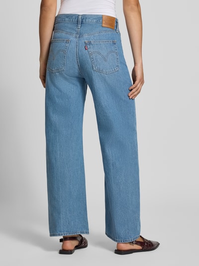 Vrouwenmodel draagt blauwe wide & loose fit jeans uit pure katoen Levi's® 300, Damen Wide & Loose Fit Jeans van Levi's® 300, volledige achteraanzicht.