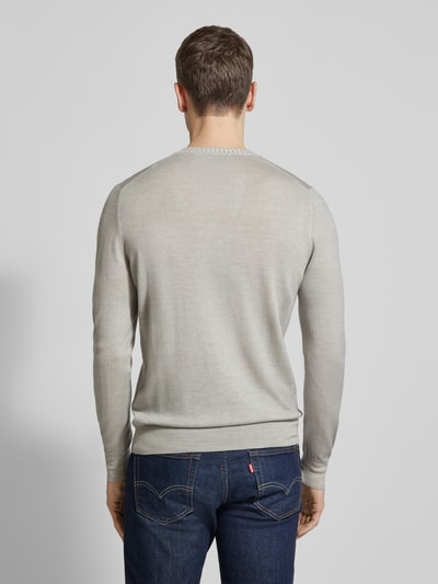 Männermodel trägt Strickpullover aus reiner Schurwolle von GRAN SASSO in Hellgrau, körpernaher Schnitt, elastische Abschlüsse, Ganzkörperansicht Rückansicht