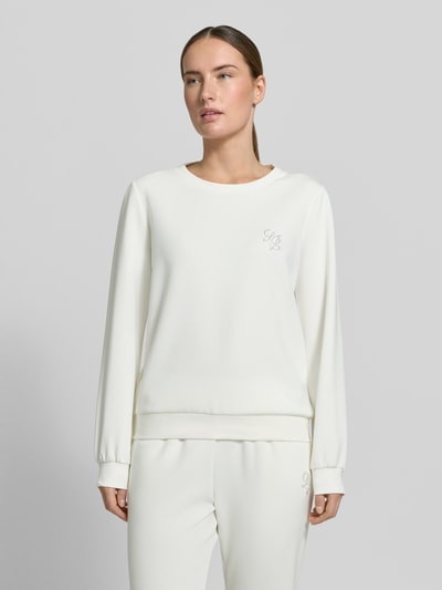 Frauenmodel trägt Sweatshirt aus Modal-Mix mit Rundhalsausschnitt von LIU JO SPORT, Regular-Fit, Logo, cremefarben, glatte Textur, Ganzkörperansicht von vorne.