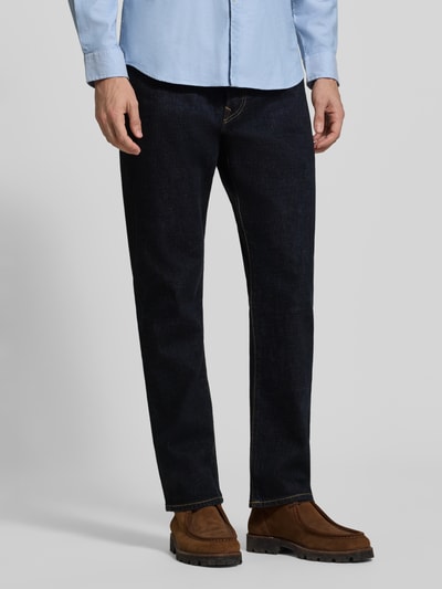 Männermodel trägt Relaxed Fit Jeans aus Baumwoll-Mix Modell 'HAMPTON' von Polo Ralph Lauren in Dunkelblau, Ganzkörperansicht von vorne, Herren Relaxed Fit Jeans von Polo Ralph Lauren.